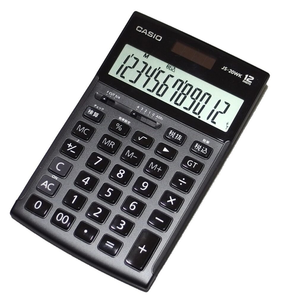 Egy Casio JS-20WK számológép, amelyen 1234567890,12 látható.