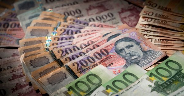 Magyar forintok és euró bankjegyek halmaza, közeli kép.